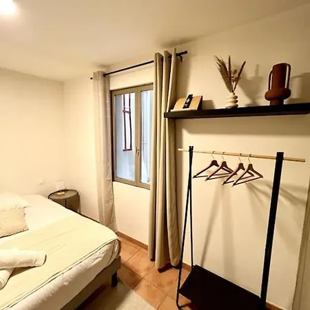 De La Bastide 102 *